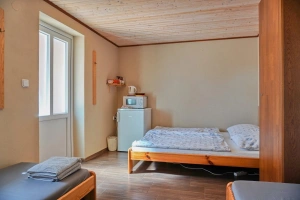 pokoj s dvojlůžkem, 2 lůžky, TV+SAT a el. spotřebiči (lednice s mrazicím boxem, varná konvice)