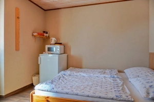pokoj s dvojlůžkem, 2 lůžky, TV+SAT a el. spotřebiči (lednice s mrazicím boxem, varná konvice)