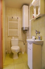 koupelna se sprchovým koutem, umyvadlem a WC