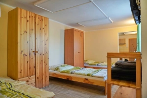 průchozí ložnice s dvojlůžkem, 2 lůžky a TV+SAT