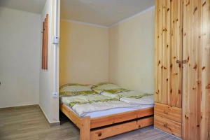 průchozí ložnice s dvojlůžkem, 2 lůžky a TV+SAT