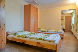 průchozí ložnice s dvojlůžkem, 2 lůžky a TV+SAT