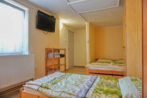průchozí ložnice s dvojlůžkem, 2 lůžky a TV+SAT