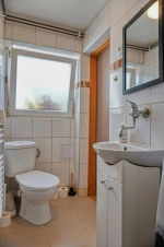 koupelna se sprchovým koutem, umyvadlem a WC