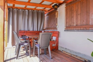 pergola se zahradním nábytkem
