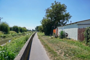 před chalupou protéká řeka Kyjovka