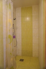 koupelna se sprchovým koutem, umyvadlem a WC