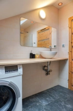 koupelna se sprchovým koutem, umyvadlem, WC a pračkou