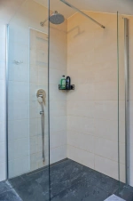 koupelna se sprchovým koutem, umyvadlem, WC a pračkou