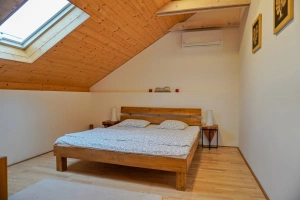 ložnice s dvojlůžkem, chytrou TV (Netflix, Youtube Premium) a klimatizační jednotkou