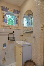 koupelna se sprchovým koutem, umyvadlem a WC