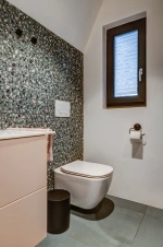 koupelna se sprchovým koutem, umyvadlem a WC