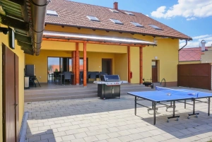 vydlážděná část zahrady a zastřešená terasa
