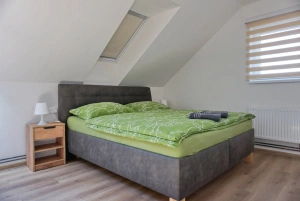 ložnice s dvojlůžkem, obytným podkrovím se 3 matracemi (přistýlkami) a koupelnou (ložnice č. 5 v podkroví)
