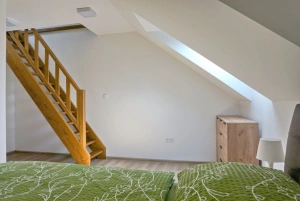 ložnice s dvojlůžkem, obytným podkrovím se 3 matracemi (přistýlkami) a koupelnou (ložnice č. 5 v podkroví)