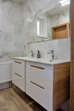 samostatné WC - 2 umyvadla
