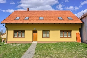 pohled z ulice na chalupu Lednice