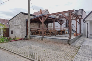 terasa se zastřešeným posezením a parkoviště pro 2 auta