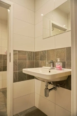 samostatné WC s pisoárem a umyvadlem