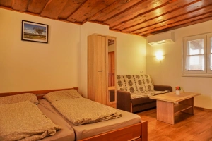ložnice s dvojlůžkem, rozkládacím gaučem (pro 2 osoby), TV, klimatizační jednotkou a vlastní koupelnou