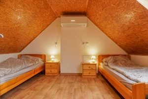 ložnice se 2 lůžky, klimatizační jednotkou, umyvadlem a WC
