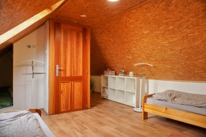 ložnice se 2 lůžky, klimatizační jednotkou, umyvadlem a WC