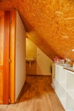 ložnice se 2 lůžky, klimatizační jednotkou, umyvadlem a WC
