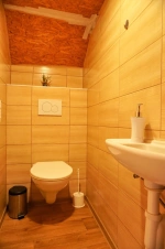 ložnice se 2 lůžky, klimatizační jednotkou, umyvadlem a WC