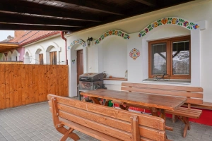 zastřešená terasa s posezením a grilem