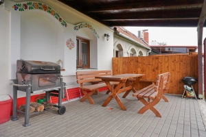 zastřešená terasa s posezením a grilem
