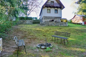 ohniště s lavičkami