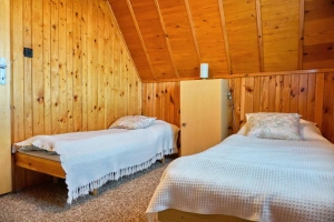 ložnice se 2 lůžky a dětským lůžkem v podkroví