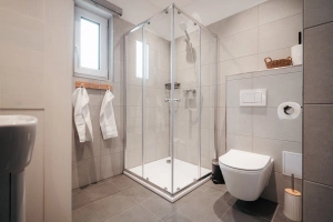 koupelna se sprchovým koutem, umyvadlem a WC