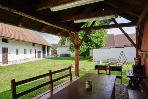 oplocený dvůr - pergola s venkovním posezením
