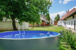 nadzemní kruhový bazén (průměr 3,6&nbsp;m)