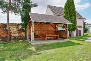 oplocený dvůr - pergola s venkovním posezením