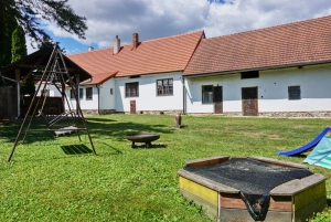 oplocený dvůr - ohniště a pískoviště