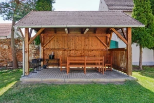 oplocený dvůr - pergola s venkovním posezením