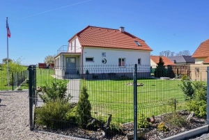 chalupa Myslkovice leží v oplocené zahradě