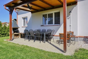 pergola se zahradním nábytkem a zahradní krb