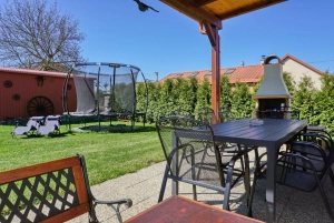 pergola se zahradním nábytkem a trampolína