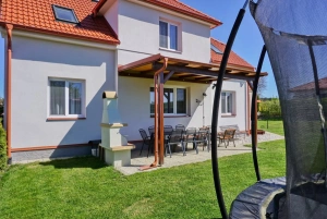 pergola se zahradním nábytkem a zahradní krb