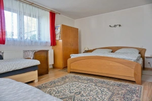 ložnice s dvojlůžkem a 2 lůžky