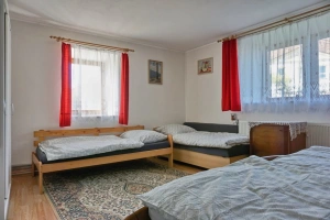 ložnice s dvojlůžkem a 2 lůžky
