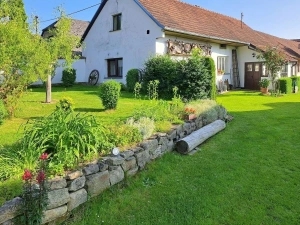 uzavřený dvůr chalupy Pluhův Žďár