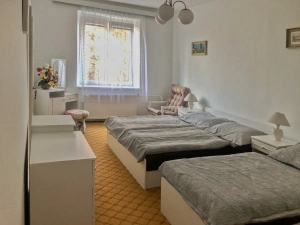 ložnice s dvojlůžkem a lůžkem v podkrovním patře