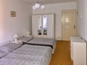 ložnice s dvojlůžkem a lůžkem v podkrovním patře