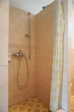 koupelna se sprchovým koutem, umyvadlem a WC