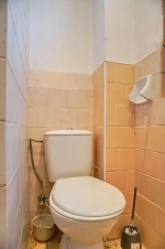 koupelna se sprchovým koutem, umyvadlem a WC