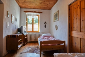 průchozí ložnice se 2 lůžky, TV a kamny